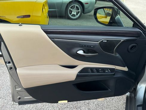 Used 2021 Lexus ES 350 Ultra Luxury w/ Accessory Package 2 image 19