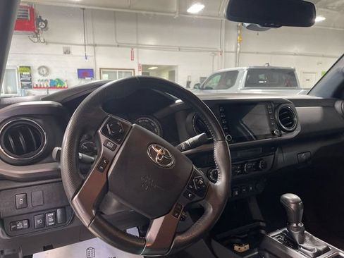 Used 2022 Toyota Tacoma TRD Off-Road AWD/4WD image 15