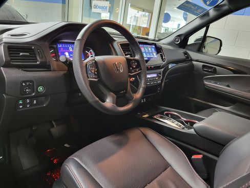 Used 2025 Honda Passport Black Edition image 11