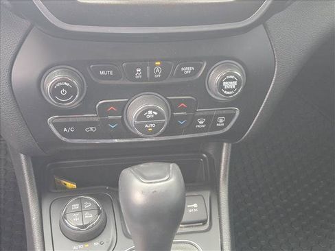 Used 2020 Jeep Cherokee Trailhawk w/ Comfort/Convenience Group image 26