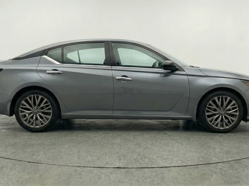 Used 2025 Nissan Altima 2.5 SV FWD image 11