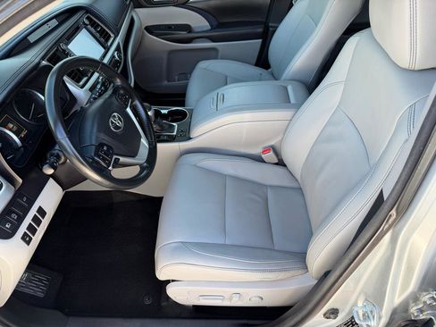 Used 2017 Toyota Highlander XLE AWD/4WD image 9
