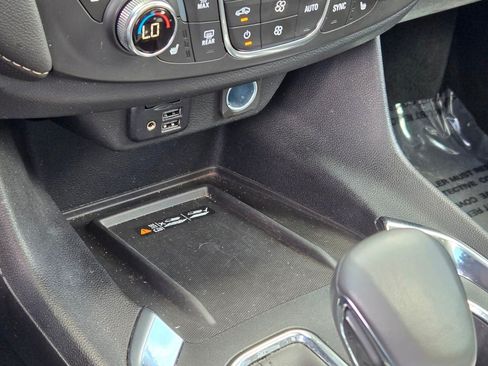 Used 2023 Chevrolet Traverse Premier FWD image 31