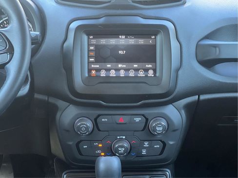 Used 2020 Jeep Renegade Altitude FWD image 8