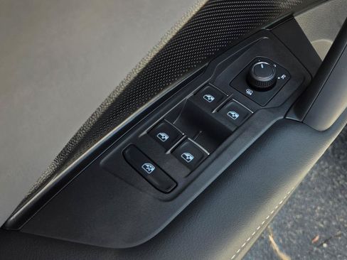 Certified 2025 Volkswagen Tiguan SE R-Line AWD/4WD image 16