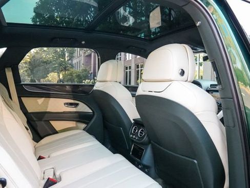 Used 2022 Bentley Bentayga AWD/4WD image 56