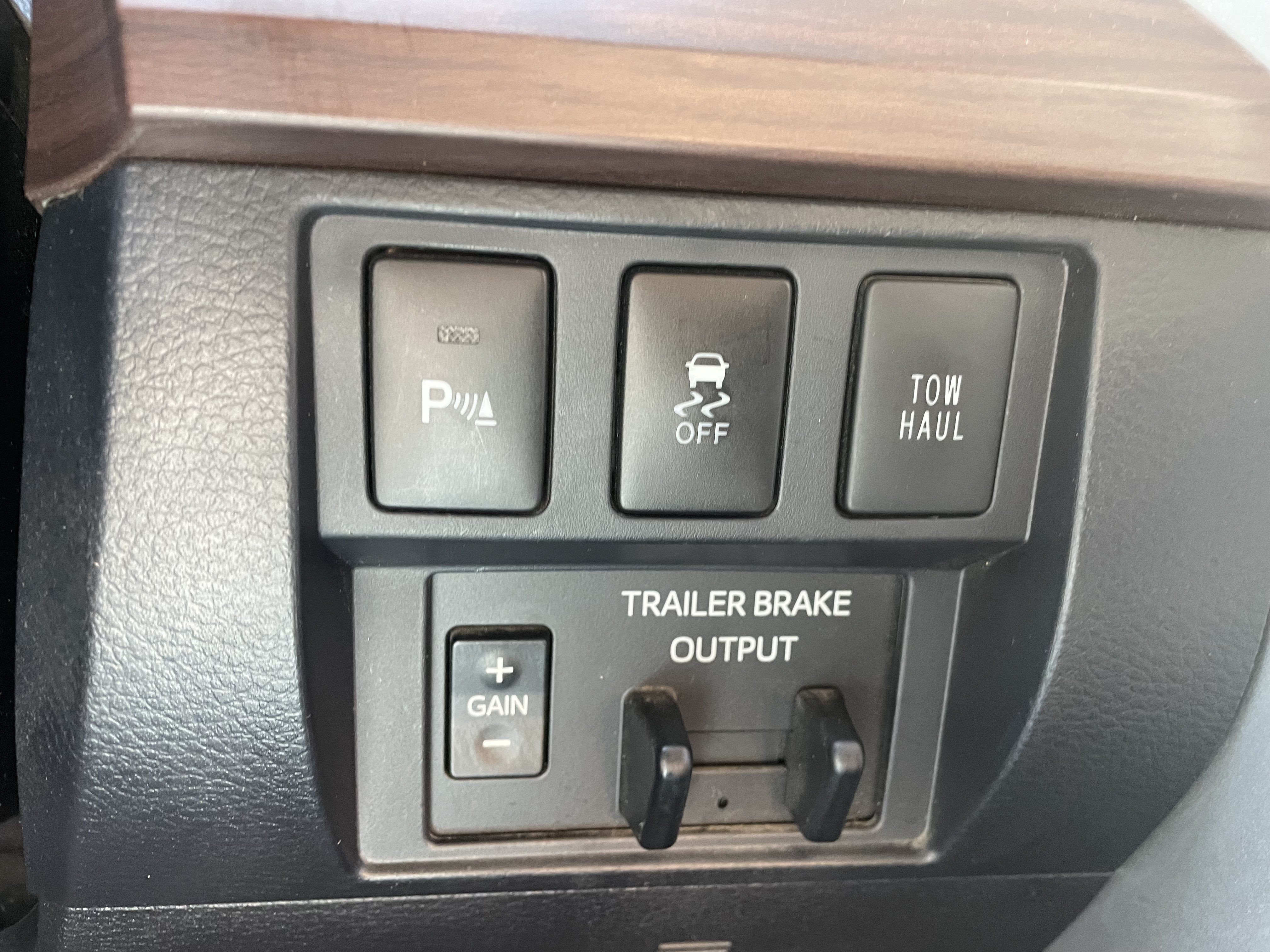 Used 2018 Toyota Tundra Limited w/ Limited Premium Package AWD/4WD image 13