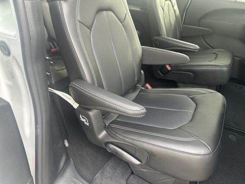 New 2026 Chrysler Pacifica Select FWD image 24