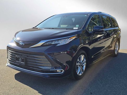 Used 2023 Toyota Sienna Limited image 7