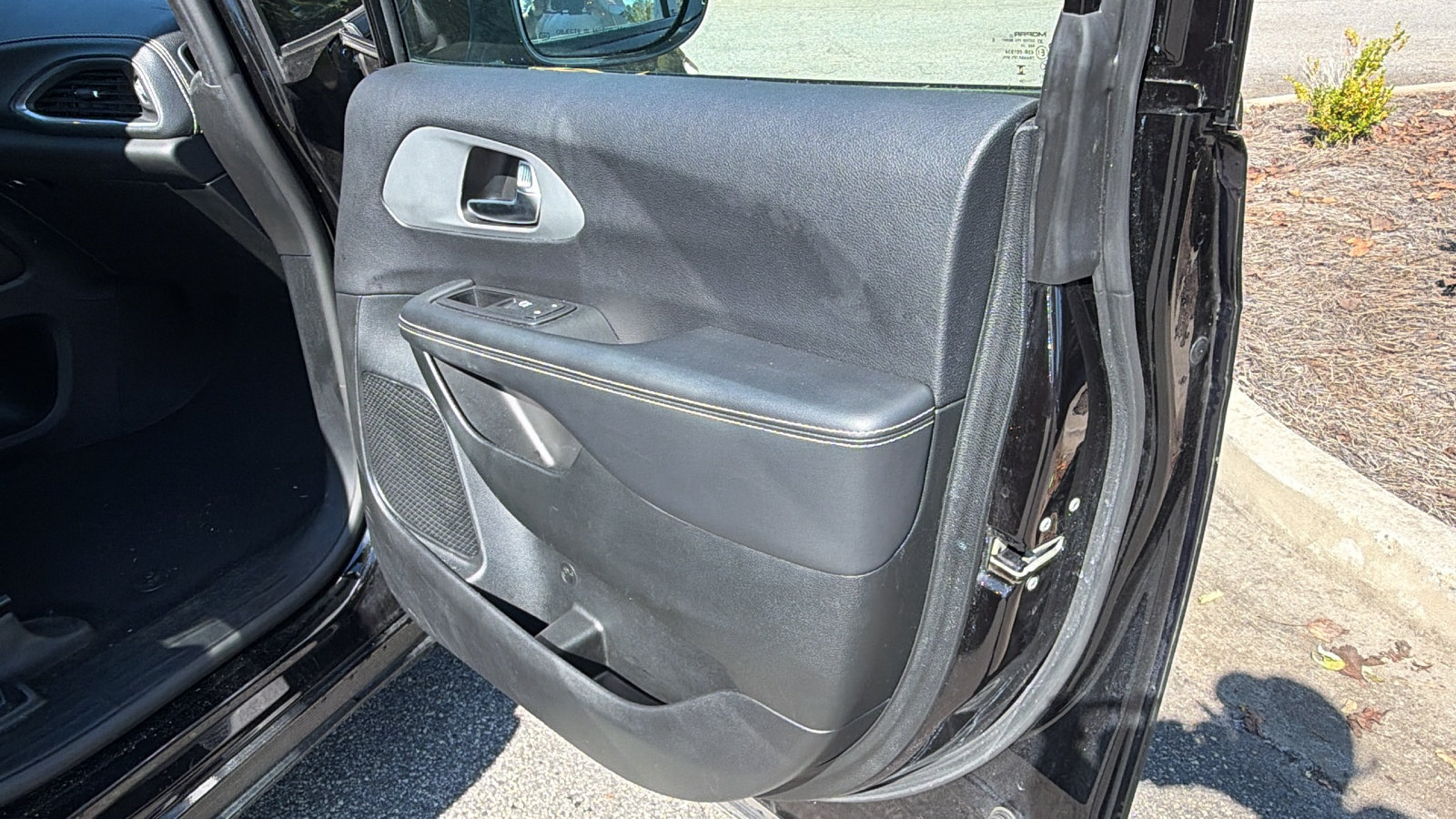 Used 2025 Chrysler Pacifica Limited FWD image 18