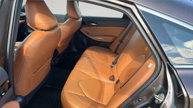 Used 2019 Toyota Avalon Limited w/ All Weather Liner Package FWD image 10