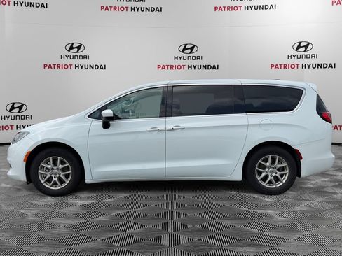 Used 2023 Chrysler Voyager LX FWD image 6