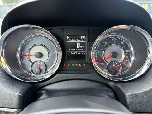 Used 2014 Chrysler Town & Country Touring FWD image 11