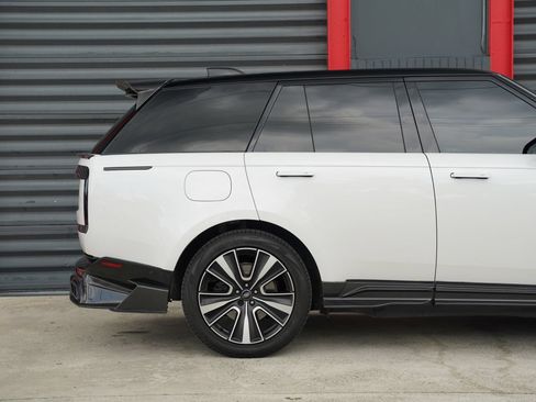 Used 2025 Land Rover Range Rover SE AWD/4WD image 11