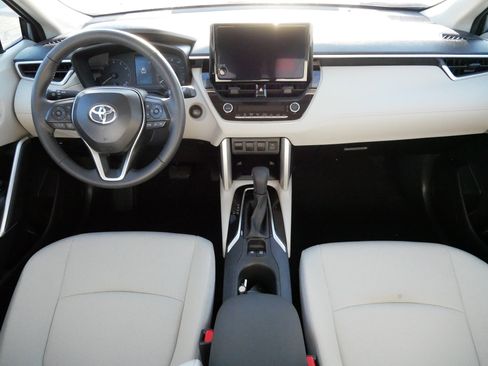 Used 2025 Toyota Corolla Cross LE image 10