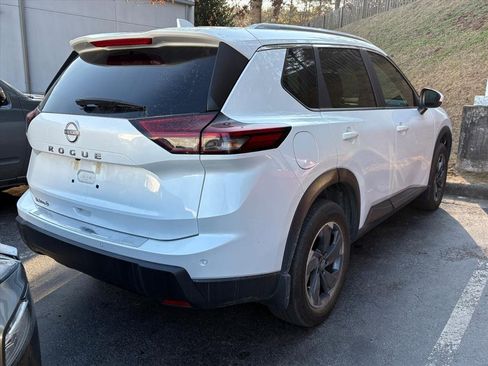 Used 2025 Nissan Rogue SV w/ SV Premium Package image 5