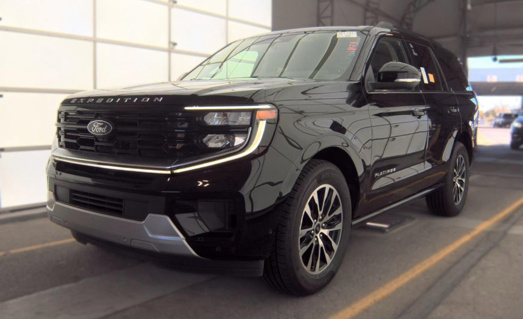 Used 2025 Ford Expedition Platinum AWD/4WD image 2