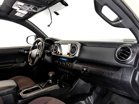 Used 2017 Toyota Tacoma TRD Off-Road image 13