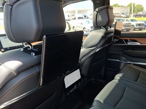 Used 2024 Jeep Grand Wagoneer Series III w/ Rear Seat Video Group 1 AWD/4WD image 9