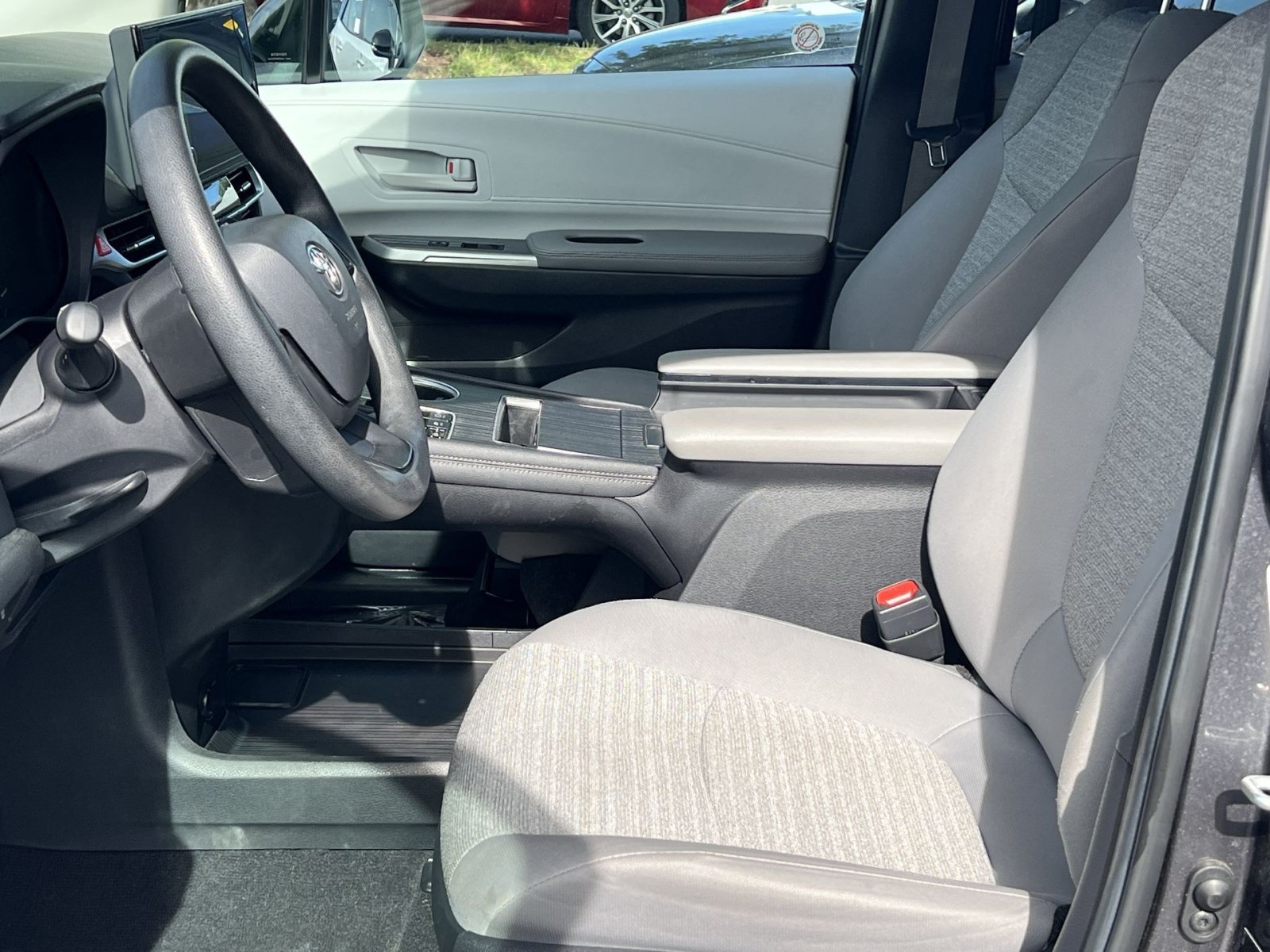 Used 2025 Toyota Sienna LE FWD image 11