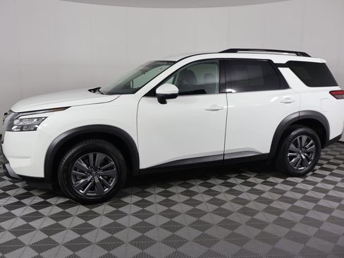 Used 2025 Nissan Pathfinder SV image 9