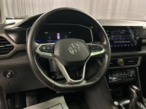 Used 2025 Volkswagen Taos SE FWD image 13