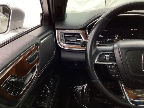 Used 2017 Lincoln Continental Select image 32