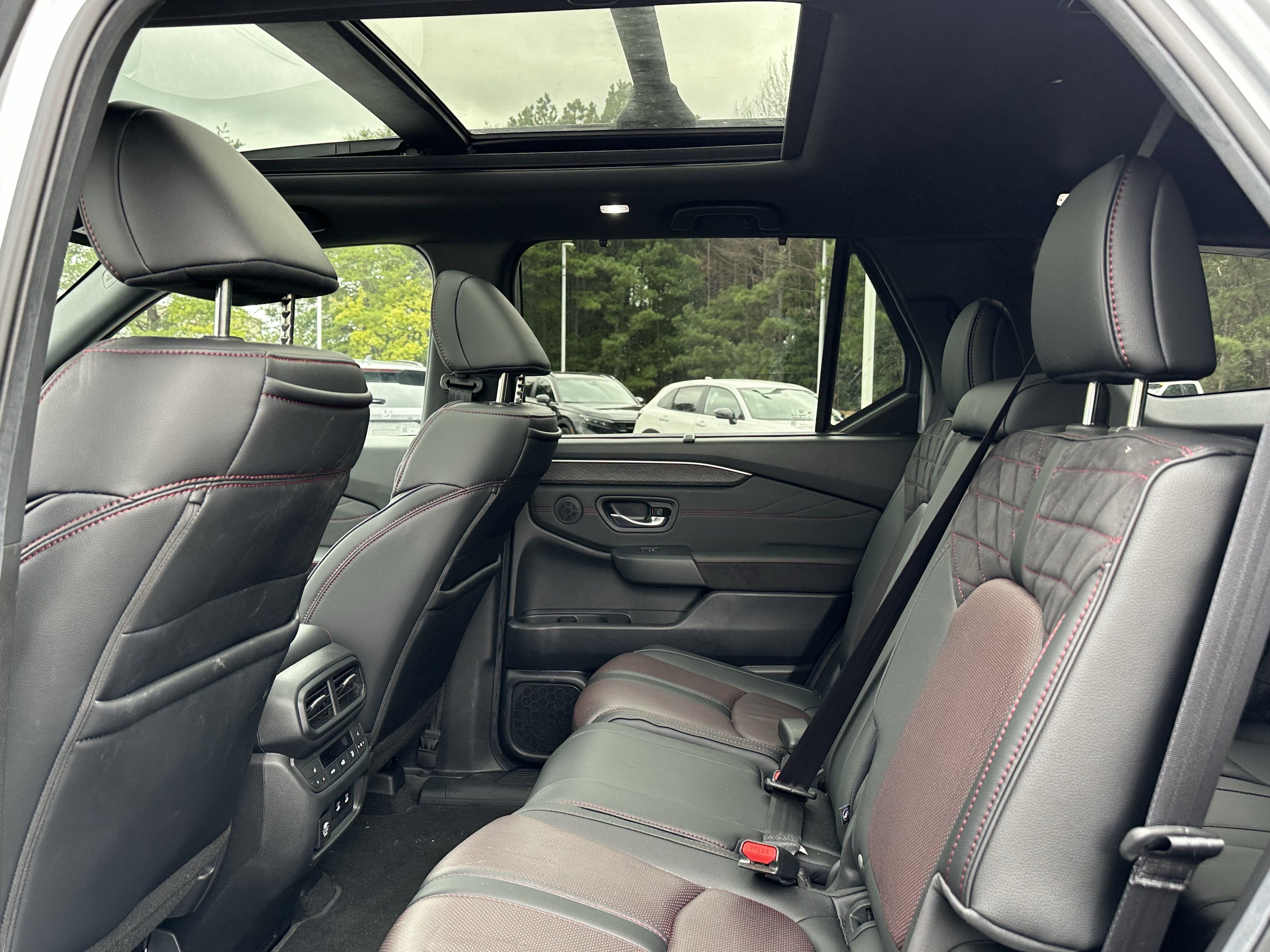 Used 2026 Honda Pilot Black Edition image 9
