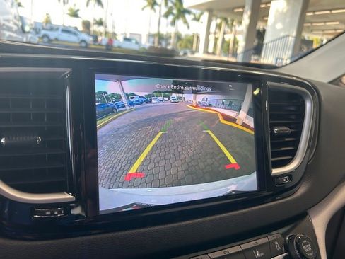 Used 2024 Chrysler Pacifica Touring-L image 11