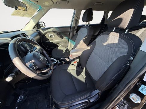 Used 2019 Kia Soul + image 10