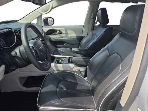 Used 2024 Chrysler Pacifica Limited image 9