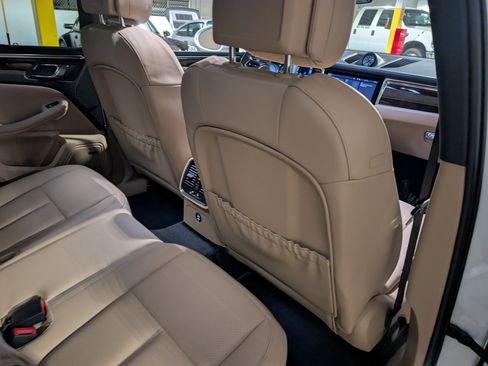 Used 2025 Porsche Macan image 25