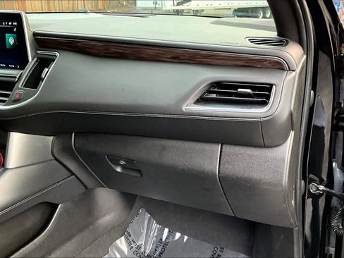 Used 2022 Chevrolet Suburban LT w/ Luxury Package image 19