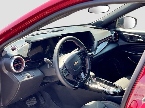 Used 2025 Chevrolet Trax RS w/ Sunroof Package FWD image 9