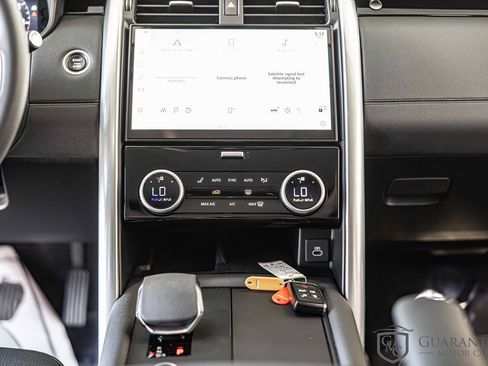 Used 2024 Land Rover Discovery S image 38