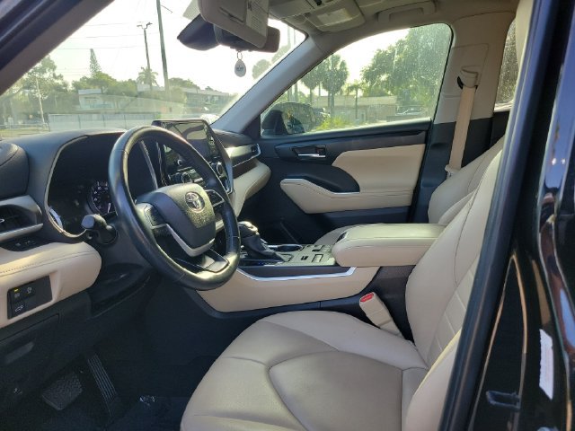 Used 2024 Toyota Highlander XLE AWD/4WD image 12