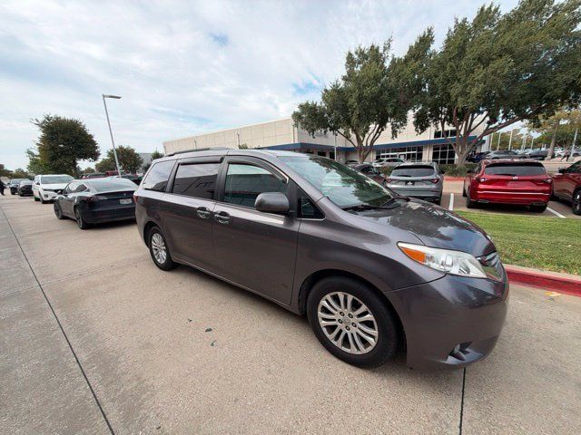 Used 2016 Toyota Sienna XLE FWD image 3