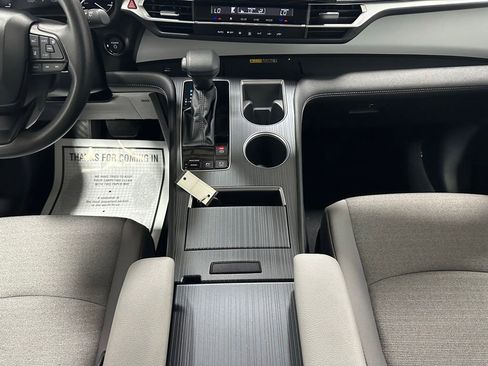 Used 2025 Toyota Sienna LE FWD image 40