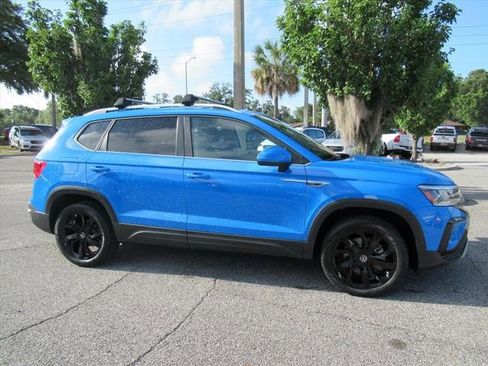 Used 2024 Volkswagen Taos SE FWD image 2