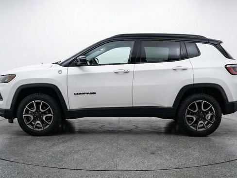 Used 2025 Jeep Compass Trailhawk AWD/4WD image 5