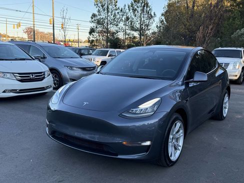 Used 2022 Tesla Model Y Long Range image 3