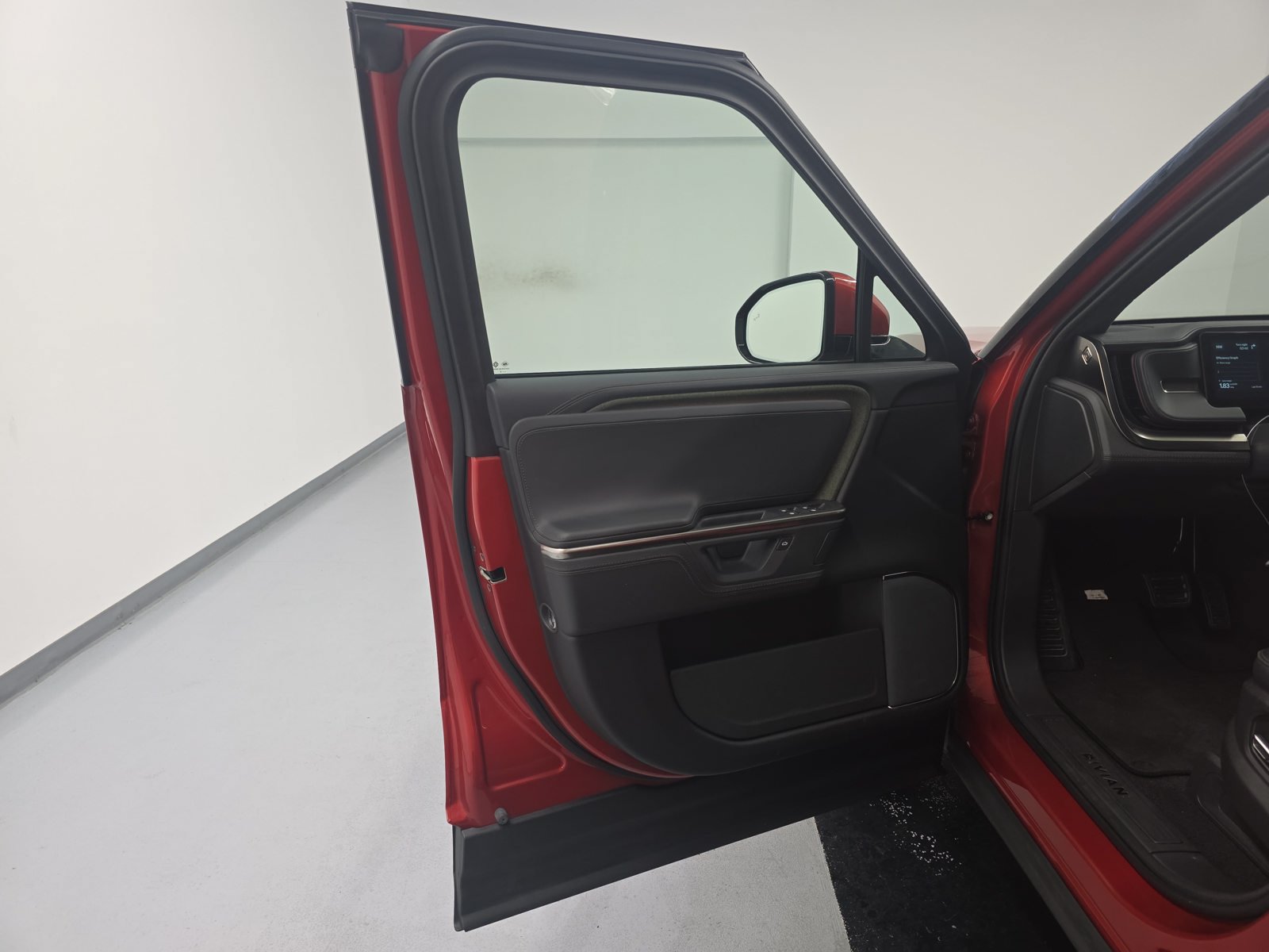 Used 2025 Rivian R1S Adventure Dual AWD/4WD image 16