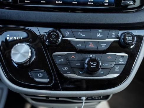 Used 2023 Chrysler Pacifica Touring-L FWD image 19
