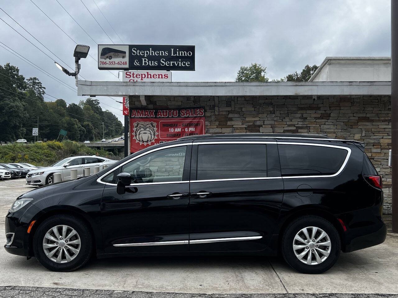 Used 2017 Chrysler Pacifica Touring-L FWD image 3