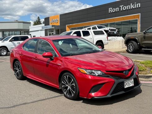 Used 2020 Toyota Camry SE FWD image 2