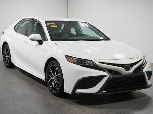 Used 2023 Toyota Camry SE FWD image 3