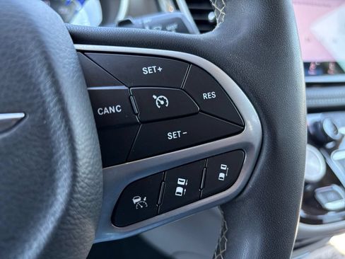 Used 2023 Chrysler Pacifica Touring-L FWD image 38
