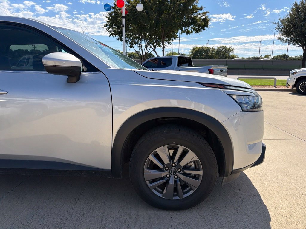 Used 2025 Nissan Pathfinder SV FWD image 8
