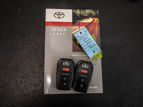 Used 2024 Toyota Venza LE image 35