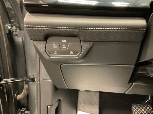Used 2025 Volkswagen Atlas SE AWD/4WD image 19